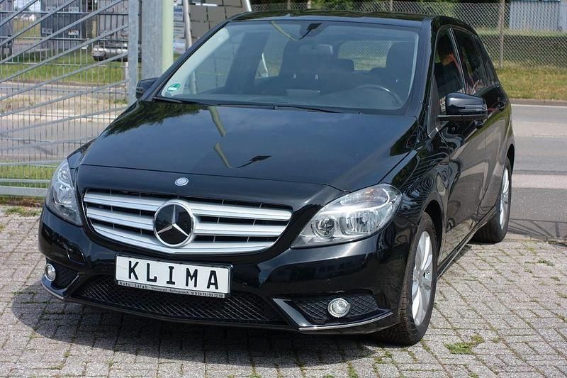 Schwarz Gebraucht 2014 Mercedes B180 Van / Kleinbus | 11.490 € (Fairer Preis) - Bild 1/4