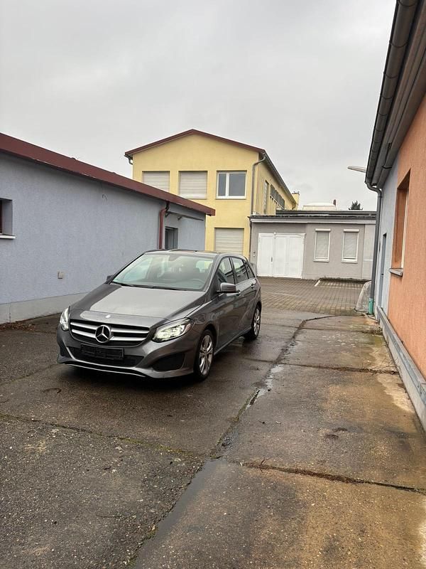 Gebraucht 2016 Mercedes 200 Kleinwagen | 7.500 € - Bild 1/4