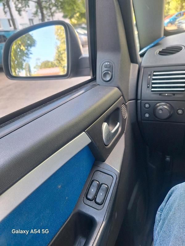 Silber Gebraucht 2004 Opel Adam Kleinwagen | 2.700 € - Bild 1/4