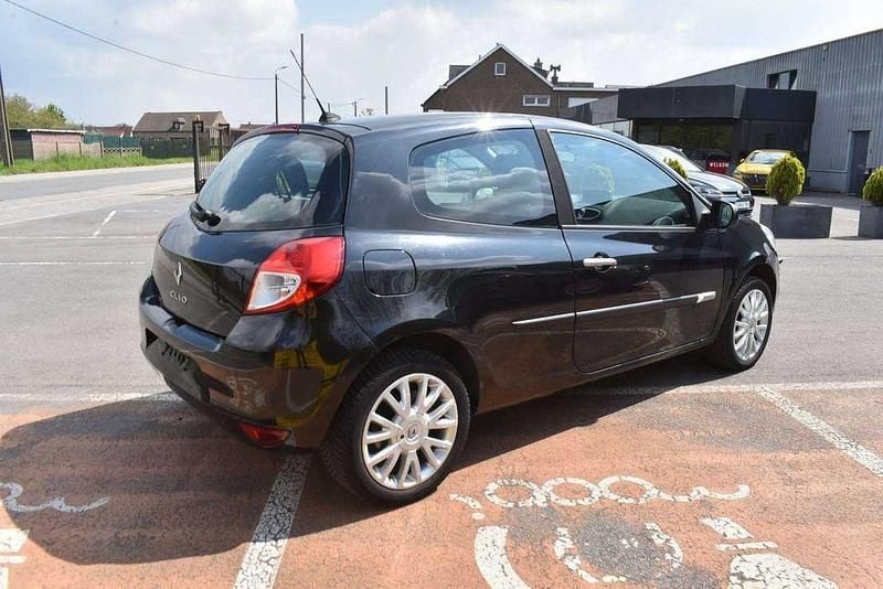 Second-hand Renault Clio II 75 CP (55 kW) 2010 Negru Berlinǎ
