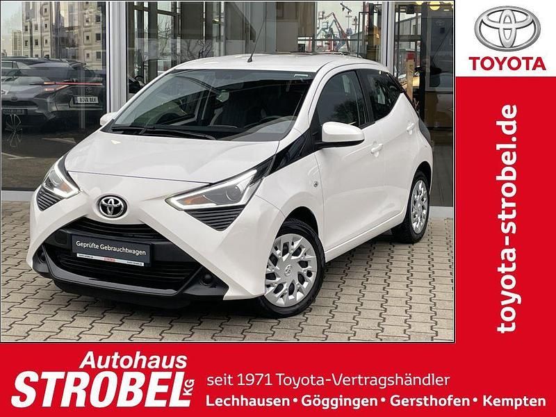 Pianosaweiß Gebraucht 2021 Toyota Aygo X-play Kleinwagen | 10.290 € (Fairer Preis) - Bild 1/4