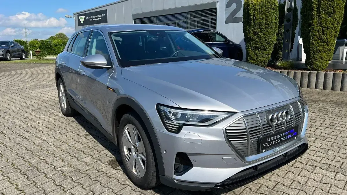 Gebraucht Audi e-tron Basis 300 kW (408 PS) 2021 Silber SUV