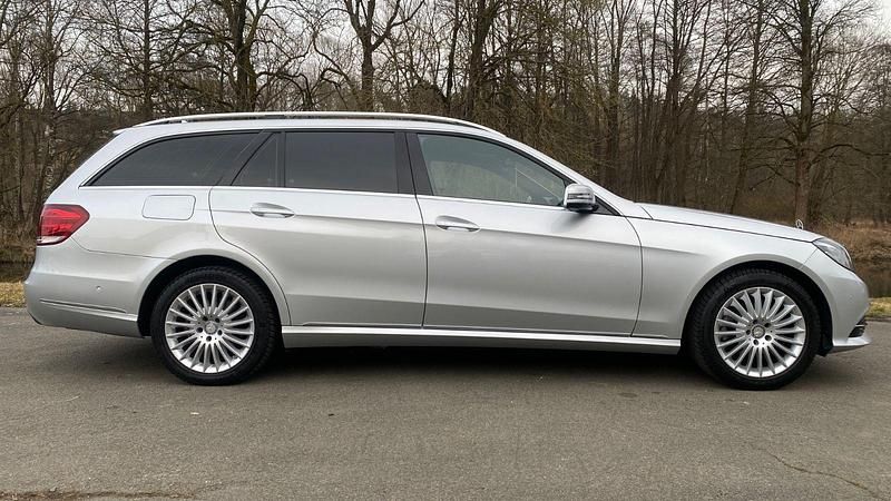 Silber Gebraucht 2015 Mercedes E200 Elegance Limousine | 12.444 € (Guter Preis) - Bild 1/4
