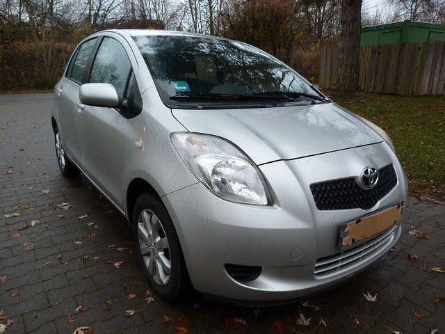 Gebraucht Toyota Yaris Cool 69 PS (50 kW) 2008 Silber Limousine