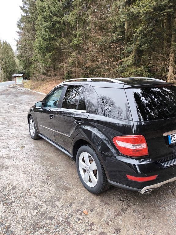 Gebraucht Mercedes ML350 231 PS (169 kW) 2010 Schwarz SUV