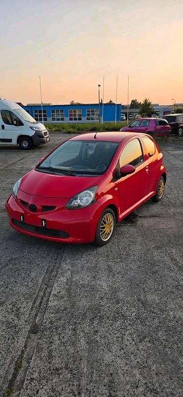 Rot Gebraucht 2006 Toyota Aygo Kleinwagen | 2.000 € (Fairer Preis) - Bild 1/4