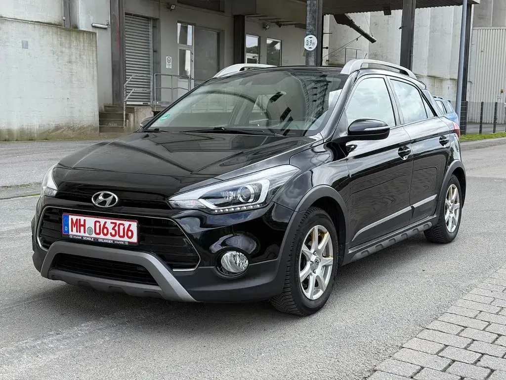 Gebraucht Hyundai i20 Active 120 PS (88 kW) 2016 Schwarz Limousine