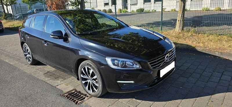 Schwarz Gebraucht 2017 Volvo V60 Linje Svart Kombi | 18.400 € (Guter Preis) - Bild 1/4