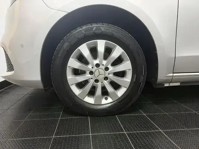 Gebraucht Mercedes V220 163 PS (119 kW) 2019 Silber Van / Kleinbus