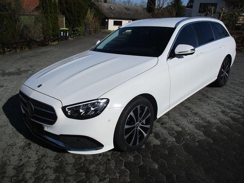 Gebraucht Mercedes E300 194 PS (142 kW) 2022 Weiß Limousine