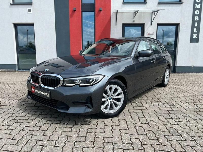 Grau Gebraucht 2020 BMW 318 Sport Line Kombi | 20.990 € (Fairer Preis) - Bild 1/4