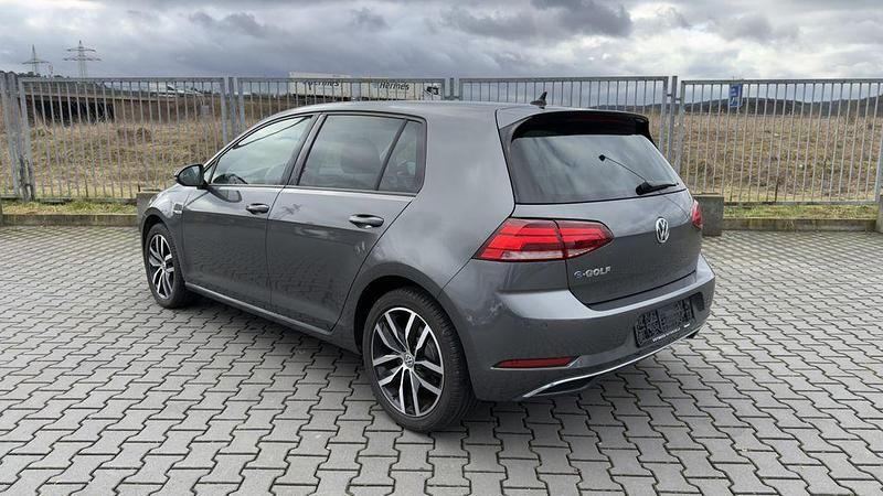 Gebraucht VW Golf 100 kW (136 PS) 2020 Grau Limousine
