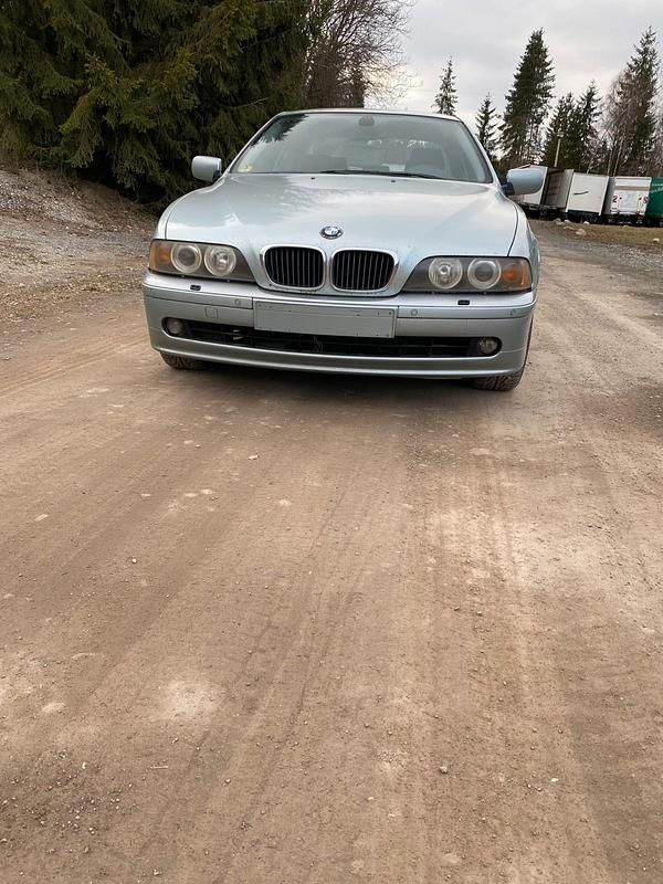 Gebraucht BMW 525 136 PS (100 kW) 2002 Silber Limousine