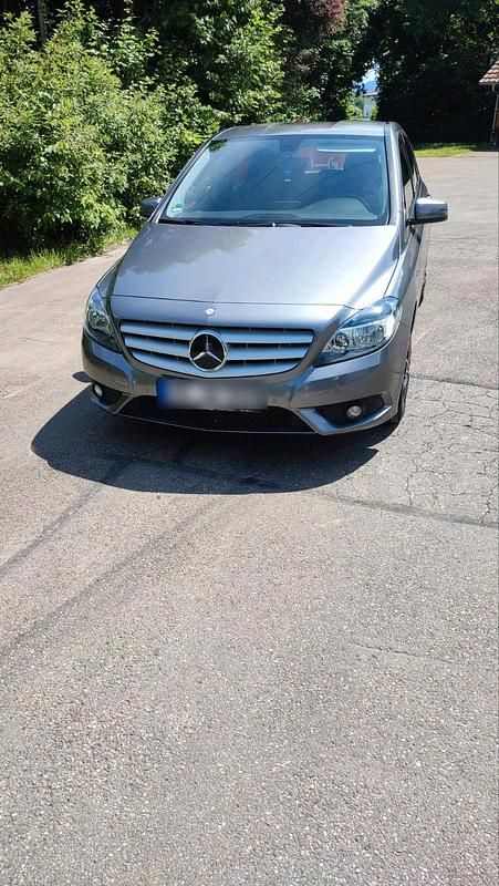 Grau Gebraucht 2012 Mercedes B200 Van / Kleinbus | 11.000 € (Fairer Preis) - Bild 1/4
