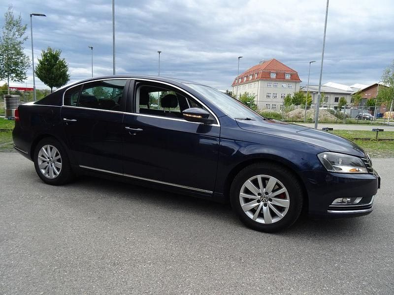 Blau Gebraucht 2011 VW Passat Comfortline Limousine | 7.900 € (Fairer Preis) - Bild 1/4