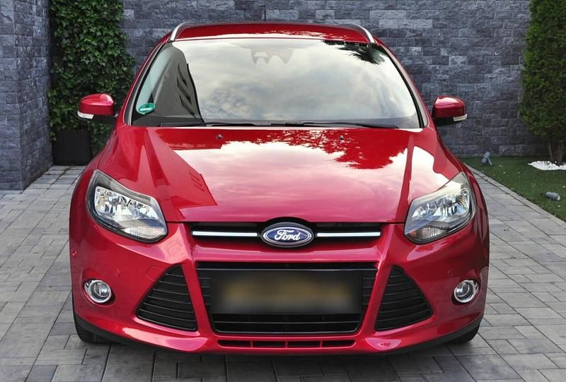 Gebraucht Ford Focus 124 PS (91 kW) 2013 Rot Kombi