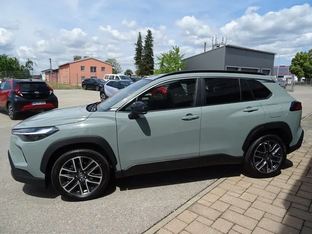 Neu Toyota Corolla Cross 140 PS (102 kW) 2026 Urban khaki SUV