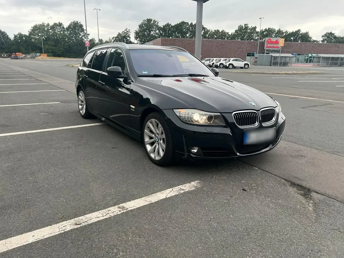 Gebraucht BMW 325 218 PS (160 kW) 2011 Schwarz Kombi