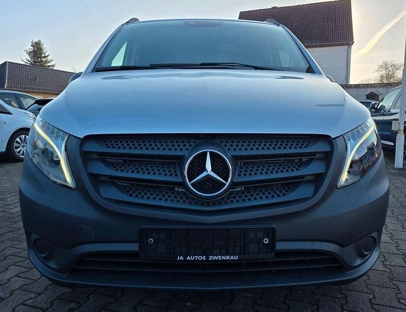 Gebraucht Mercedes Vito 163 PS (119 kW) 2023 Silber Van