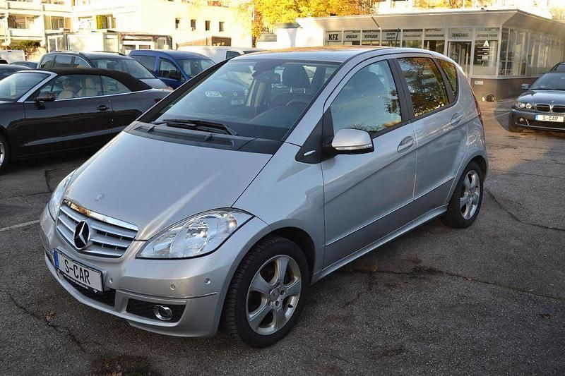 Silber Gebraucht 2012 Mercedes A180 Limousine | 7.900 € (Superpreis) - Bild 1/4