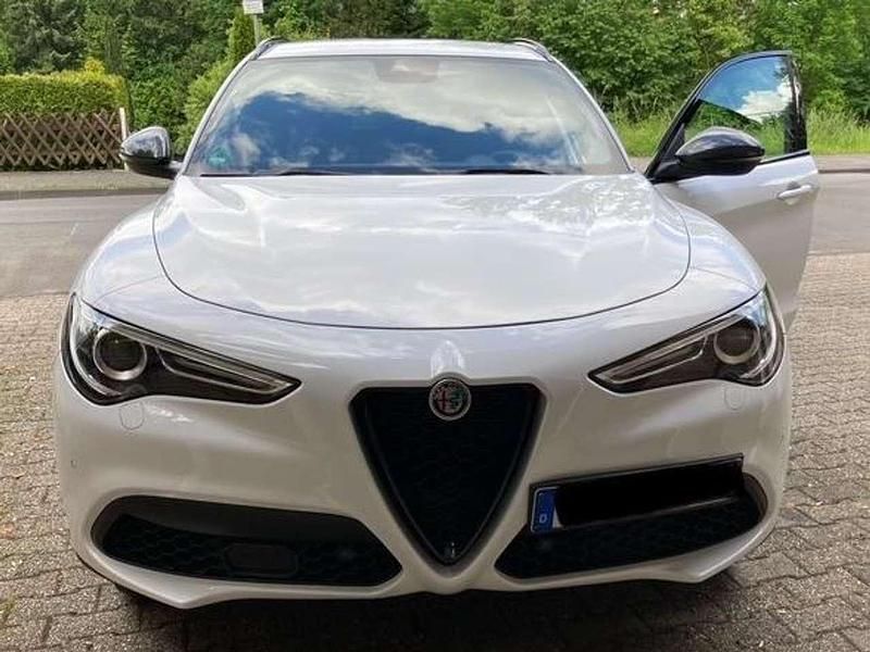 Weiß Gebraucht 2021 Alfa Romeo Stelvio Veloce SUV | 28.500 € (Superpreis) - Bild 1/4