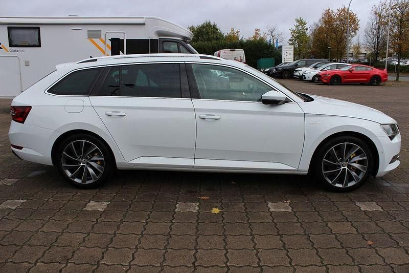 Gebraucht Skoda Superb LAURIN & KLEMENT 179 PS (131 kW) 2017 Weiß Kombi