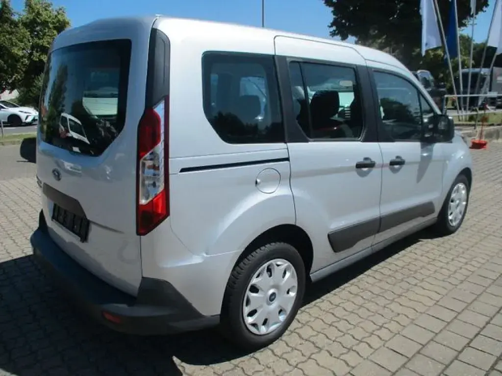 Gebraucht Ford Tourneo Trend 101 PS (74 kW) 2016 Polarsilber metallic (metallic) Kombi