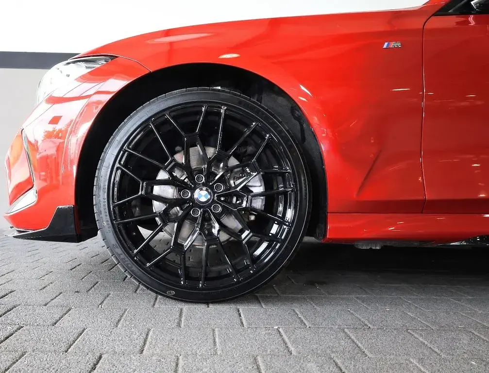 Gebraucht BMW 330 Performance 258 PS (189 kW) 2023 Melbourne rot metallic (a75) Limousine