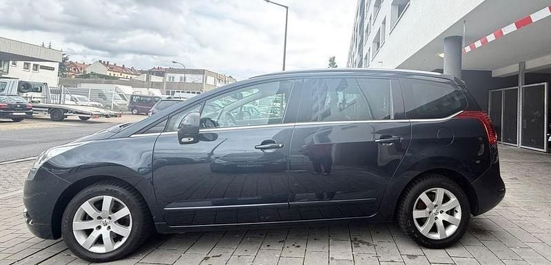 Grau Gebraucht 2012 Peugeot 5008 Family Van / Kleinbus | 5.000 € (Guter Preis) - Bild 1/4