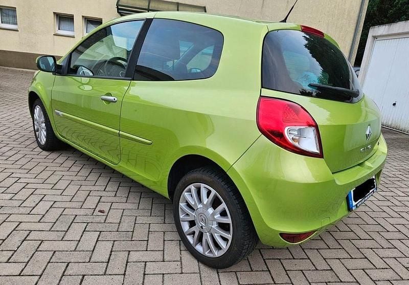 Używany Renault Clio II Dynamique 103 KM (75 kW) 2011 Zielony Sedan/Limuzyna