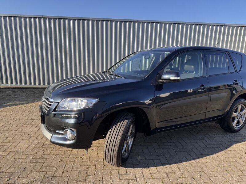 Titaniumblau Gebraucht 2012 Toyota RAV4 Travel SUV | 12.990 € (Fairer Preis) - Bild 1/4
