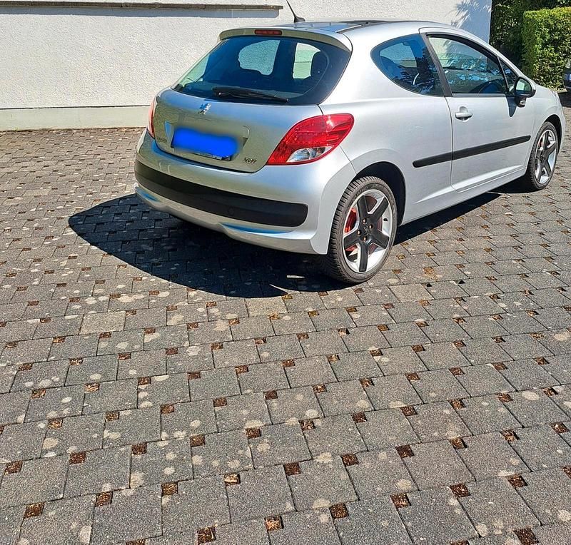 Gebraucht Peugeot 207 73 PS (53 kW) 2010 Silber Kleinwagen