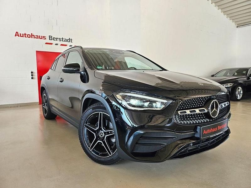 Nachtschwarz Gebraucht 2023 Mercedes GLA200 AMG line SUV | 36.500 € (Fairer Preis) - Bild 1/4