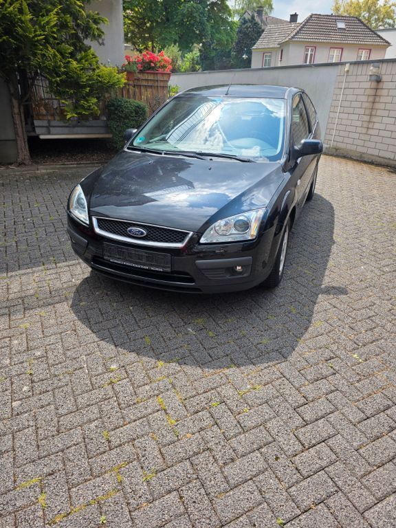 Schwarz Gebraucht 2006 Ford Focus Titanium Limousine | 1.499 € (Superpreis) - Bild 1/4