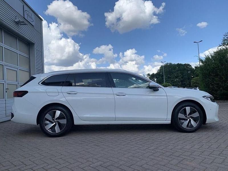 Gebraucht VW Passat Business 150 PS (110 kW) 2024 Pure white Kombi