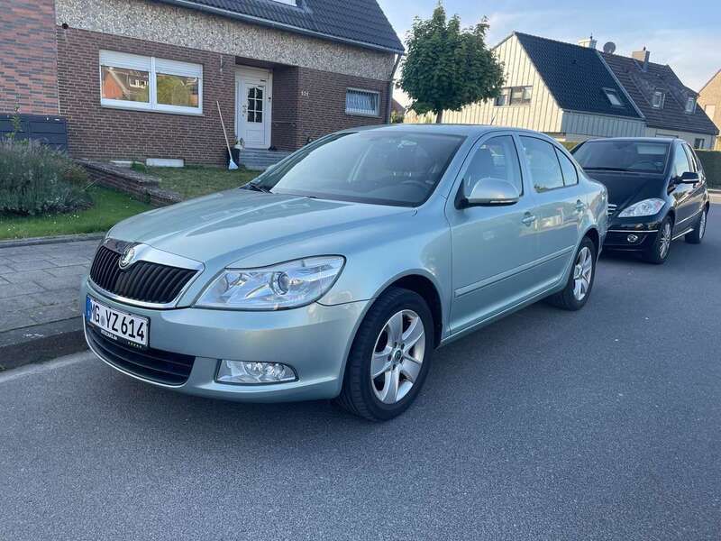Arcticgr}n metallic Gebraucht 2009 Skoda Octavia Kleinwagen | 4.900 € (Fairer Preis) - Bild 1/4