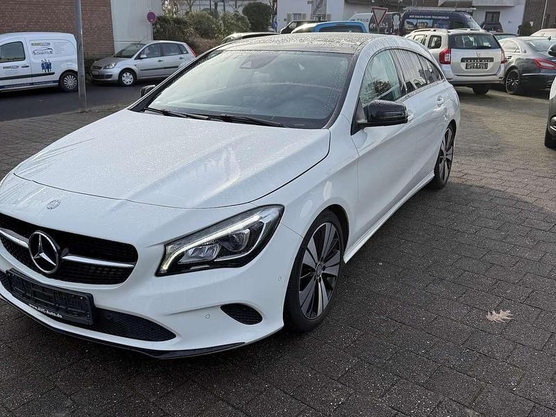 Gebraucht Mercedes CLA220 177 PS (130 kW) 2016 Calcitweiss/zirrusweiss Limousine