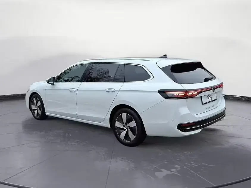 Usata VW Passat Elegance 150 CV (110 kW) 2025 Bianco Station wagon