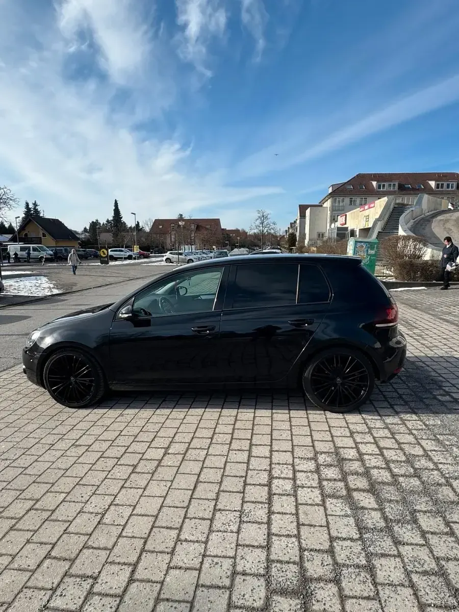 Gebraucht VW Golf VI 105 PS (77 kW) 2011 Schwarz Kleinwagen