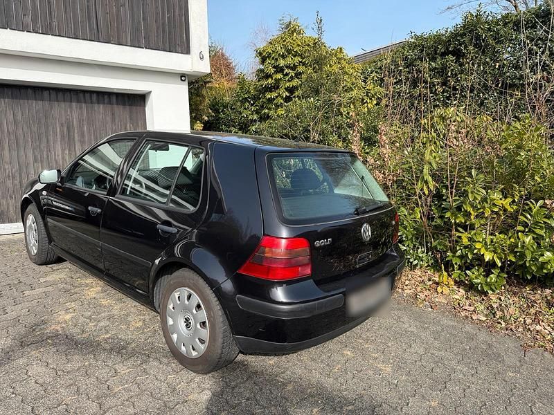 Usado VW Golf IV 105 HP (77 kW) 2002 Preto Sedan