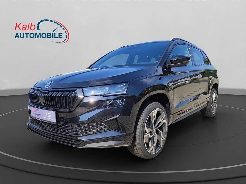 Blackmagic perleffekt Neu 2025 Skoda Karoq SportlinePlus SUV | 38.222 € (Teuer) - Bild 1/4