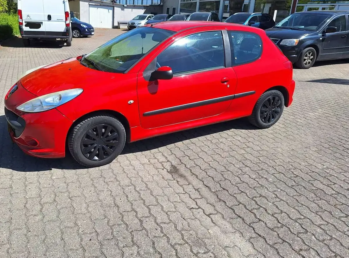 Gebraucht Peugeot 206 Basis 73 PS (53 kW) 2011 Farbe rot aden/flach standard Kleinwagen