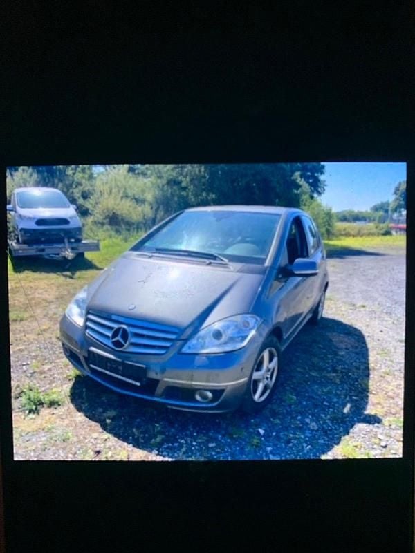 Grau Gebraucht 2011 Mercedes A180 Limousine | 1.899 € (Superpreis) - Bild 1/4