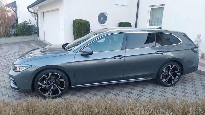 Gebraucht VW Passat R-line 150 PS (110 kW) 2025 Grau Kombi