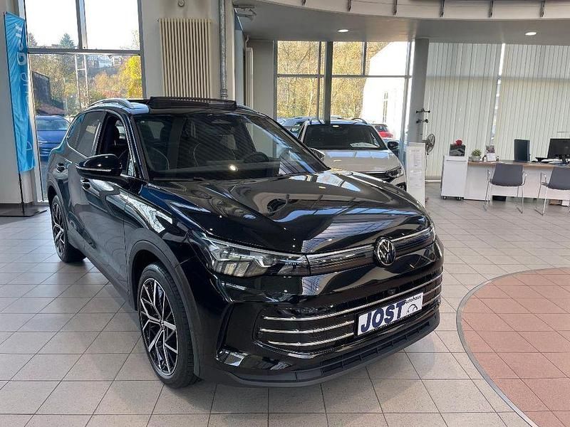 Grenadillschwarz metallic Neu 2025 VW Tiguan Elegance SUV | 53.950 € (Teuer) - Bild 1/4