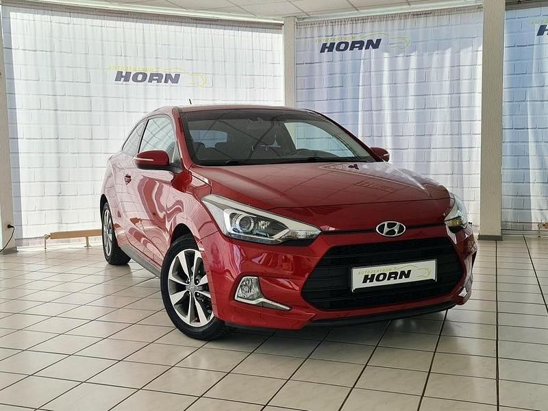 Gebraucht Hyundai i20 101 PS (74 kW) 2015 Red passion / mic Coupé