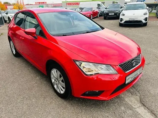 Używany Seat Leon Reference 86 KM (63 kW) 2016 Czerwony Sedan/Limuzyna
