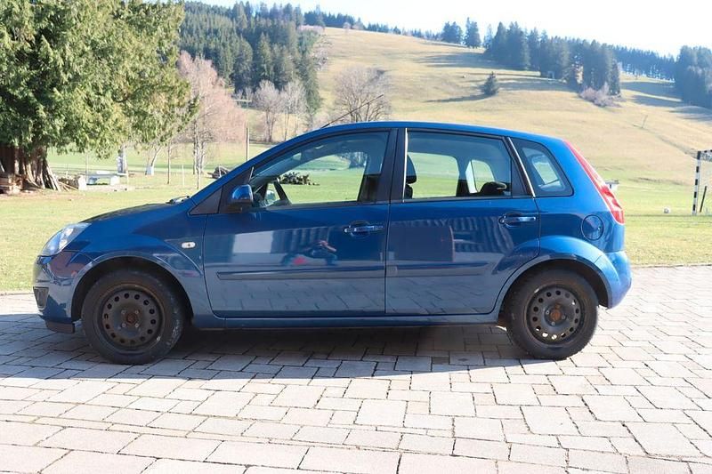 Gebraucht Ford Fiesta Ambiente 80 PS (58 kW) 2008 Blau Kleinwagen