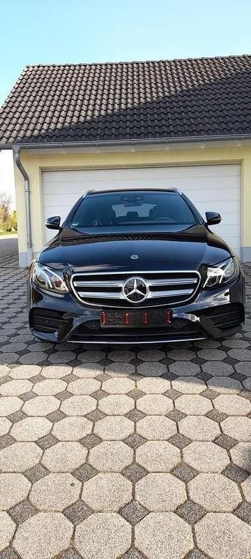 Schwarz Gebraucht 2019 Mercedes E300 AMG line Kombi | 18.500 € (Guter Preis) - Bild 1/4