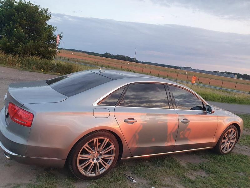 Grau Gebraucht 2013 Audi A8L Limousine | 15.700 € (Fairer Preis) - Bild 1/4